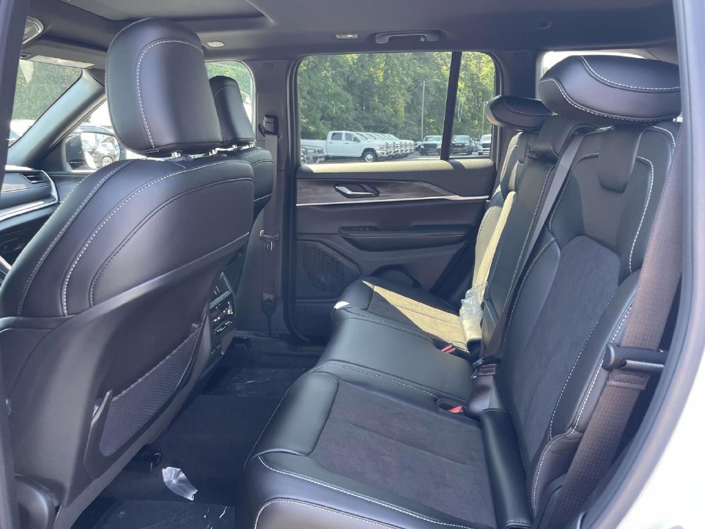 New 2027 Jeep Grand Cherokee Altitude RWD image 20