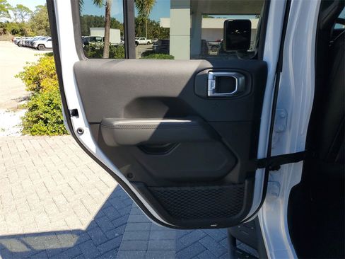 Used 2022 Jeep Wrangler Unlimited Sahara image 13