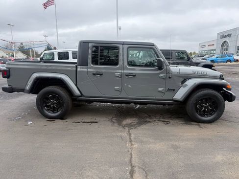 Used 2022 Jeep Gladiator Willys image 2