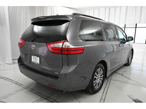 Used 2018 Toyota Sienna XLE image 7