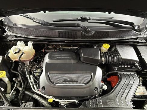 Used 2024 Chrysler Pacifica Touring-L image 38