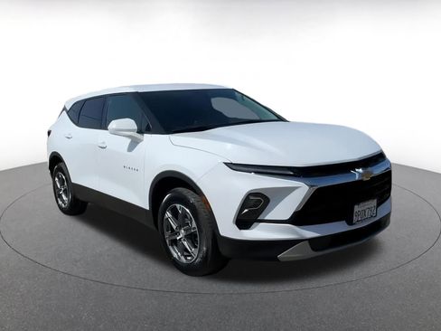 Used 2025 Chevrolet Blazer LT image 2