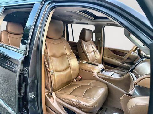 Used 2016 Cadillac Escalade ESV Platinum AWD/4WD image 28