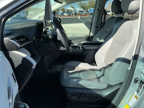 Used 2023 Toyota Sienna Limited image 14