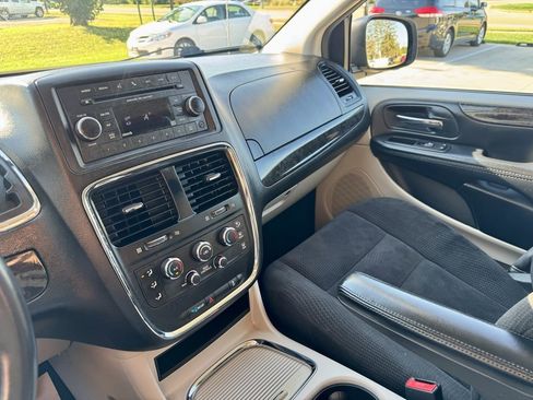 Used 2015 Dodge Grand Caravan SXT w/ UConnect Hands-Free Group image 28