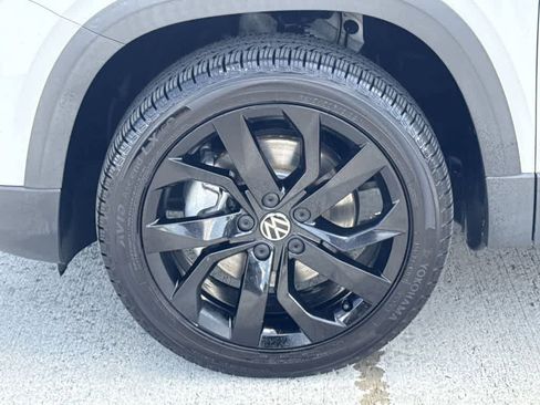 Used 2022 Volkswagen Taos SE w/ Panoramic Sunroof Package image 11