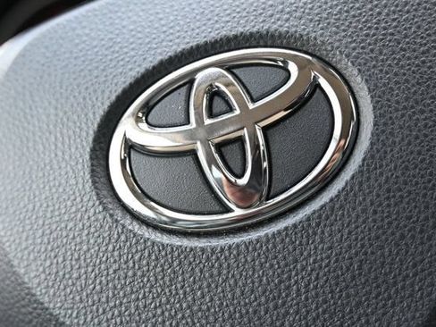 Used 2025 Toyota RAV4 XLE FWD image 38