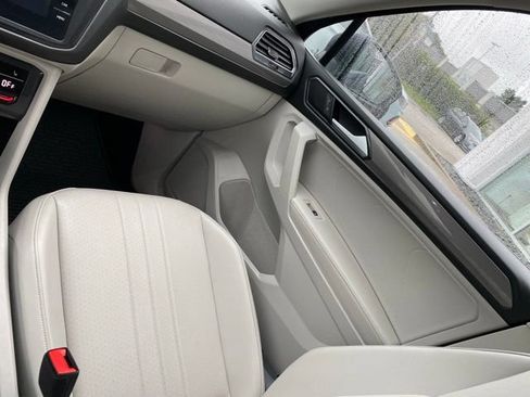 Used 2024 Volkswagen Tiguan SE w/ Panoramic Sunroof Package AWD/4WD image 15