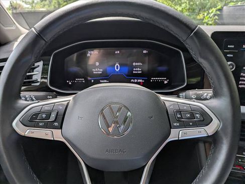Certified 2025 Volkswagen Jetta SE w/ Sunroof Package FWD image 28