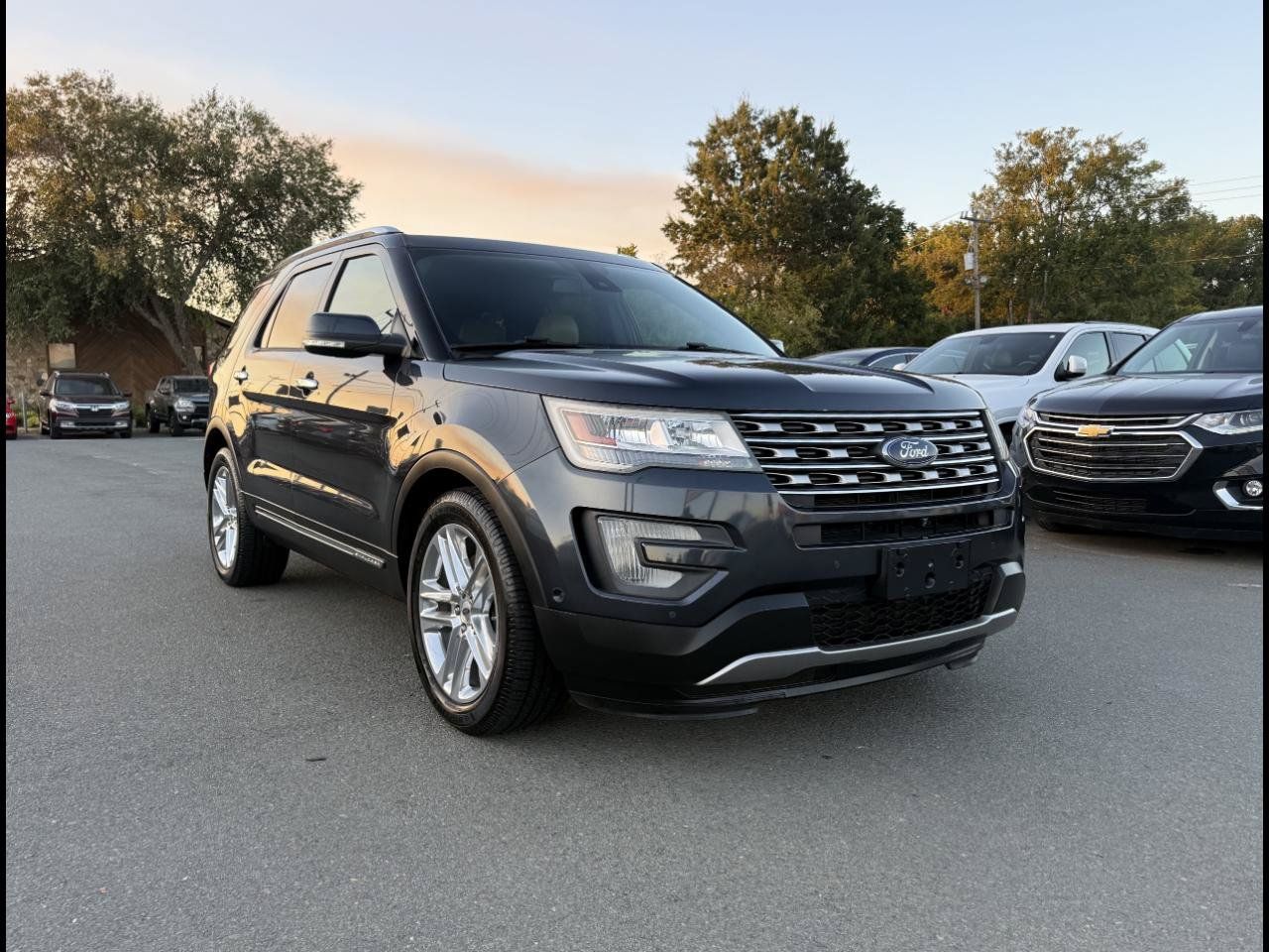 Used 2017 Ford Explorer Limited w/ Equipment Group 301A FWD image 1