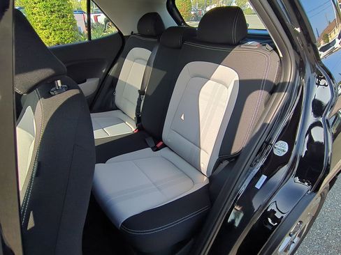 Used 2025 Hyundai Venue SEL image 24