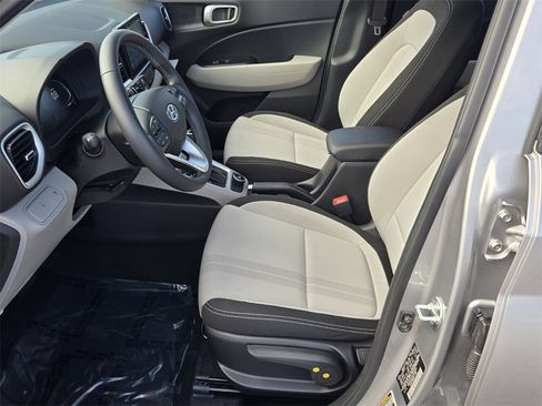 Certified 2025 Hyundai Venue SEL image 11