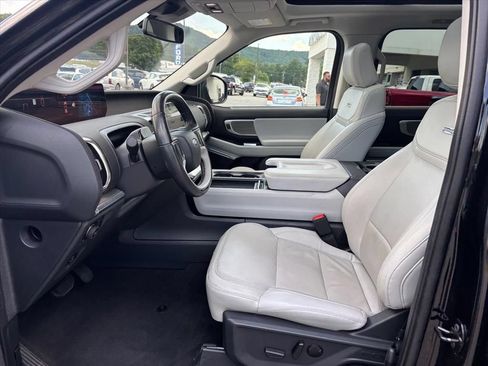Used 2025 Ford Expedition Platinum AWD/4WD image 10