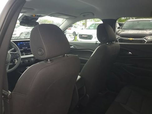 Certified 2025 Chevrolet Trax LS FWD image 9