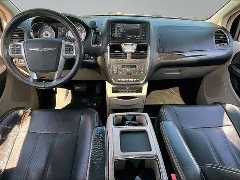 Used 2014 Chrysler Town & Country Touring-L w/ Driver Convenience Group FWD image 7