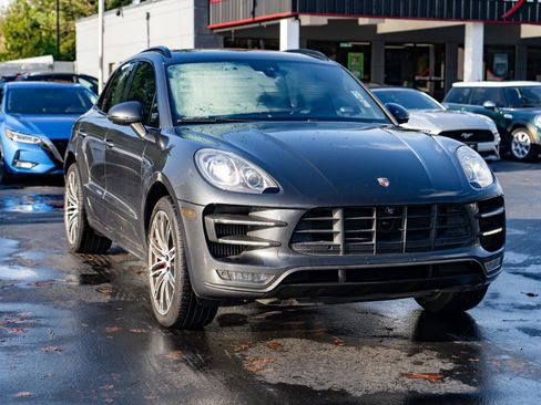 Used 2018 Porsche Macan Turbo image 2