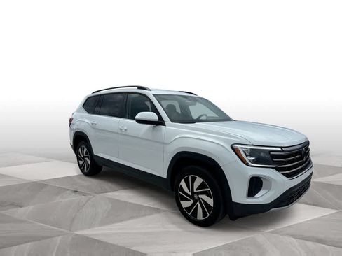 Used 2025 Volkswagen Atlas SE FWD image 2