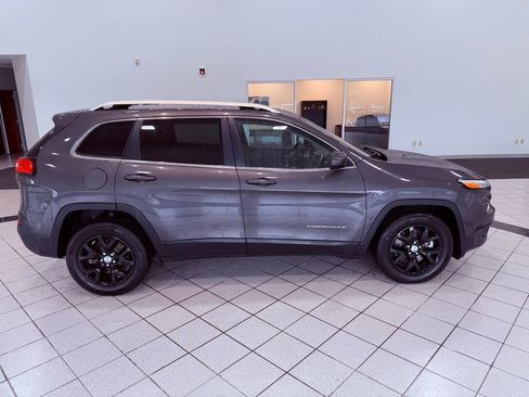 Used 2018 Jeep Cherokee Latitude Plus w/ Comfort/Convenience Group FWD image 13