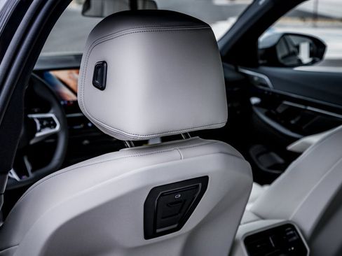 Used 2026 BMW 530i xDrive w/ M Sport Package image 21