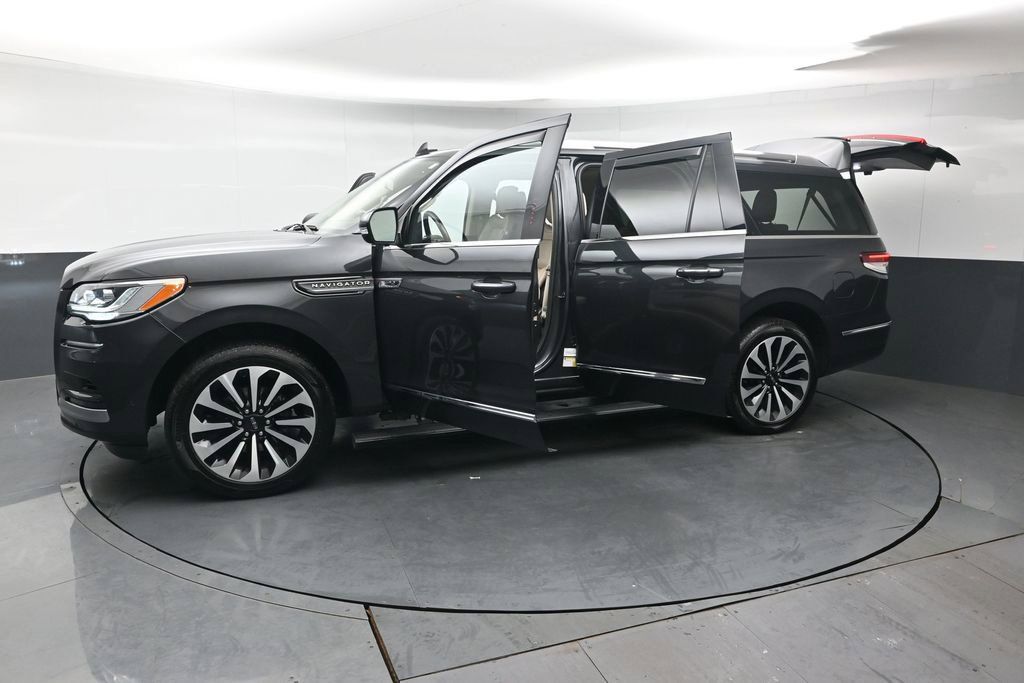 Used 2022 Lincoln Navigator L Reserve AWD/4WD image 46