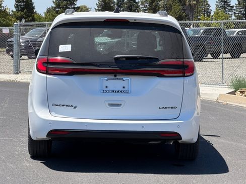 New 2027 Chrysler Pacifica Limited FWD image 4