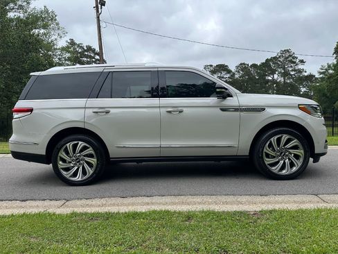 Used 2023 Lincoln Navigator Reserve AWD/4WD image 4