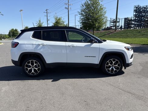 Used 2025 Jeep Compass Limited image 22