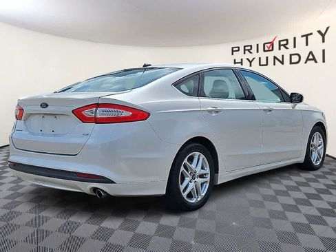 Used 2014 Ford Fusion SE FWD image 4