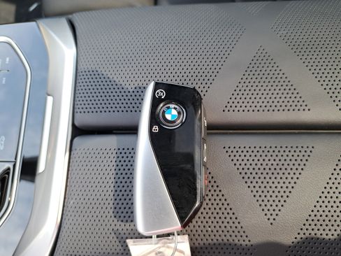 Certified 2025 BMW 750e xDrive image 37