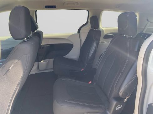 Used 2023 Chrysler Voyager LX FWD image 17