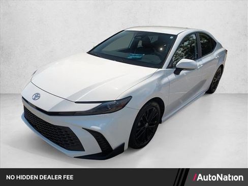 Used 2025 Toyota Camry SE FWD image 1