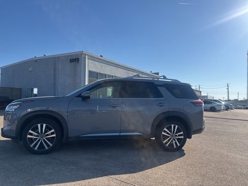 Certified 2025 Nissan Pathfinder Platinum image 11