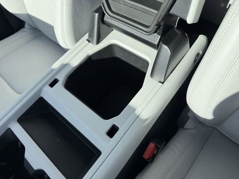 Used 2025 Land Rover Defender 110 X-Dynamic SE image 30