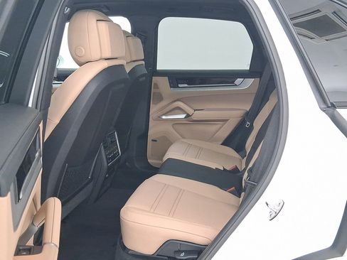 New 2025 Porsche Cayenne E-Hybrid image 13