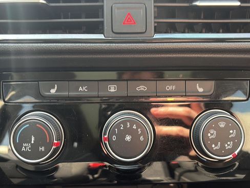Certified 2023 Volkswagen Taos SE w/ Panoramic Sunroof Package AWD/4WD image 17