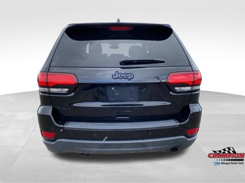 Used 2018 Jeep Grand Cherokee Laredo AWD/4WD image 4