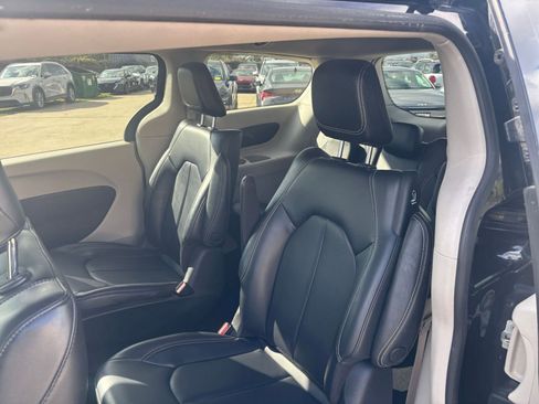 Used 2023 Chrysler Pacifica Touring-L image 27