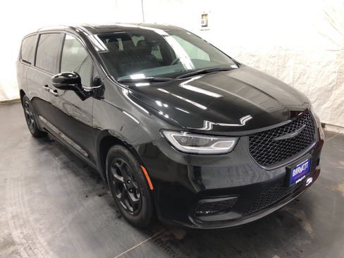 Used 2023 Chrysler Pacifica Limited w/ S Appearance Package image 3