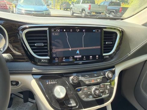 Used 2023 Chrysler Pacifica Limited AWD/4WD image 19
