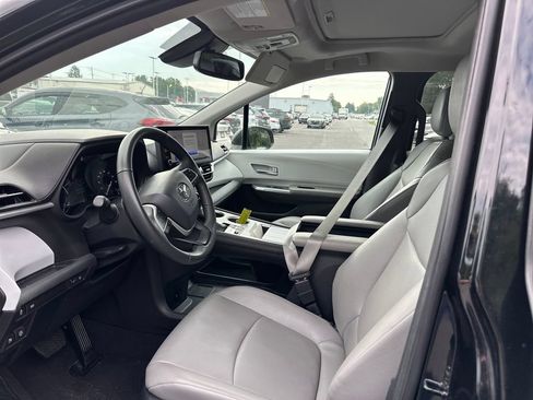 Used 2025 Toyota Sienna XLE FWD image 10