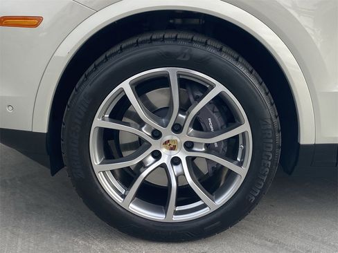 Used 2024 Porsche Cayenne image 9
