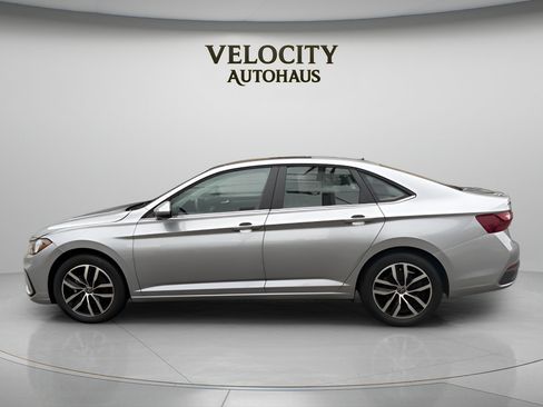 Used 2025 Volkswagen Jetta SE FWD image 4