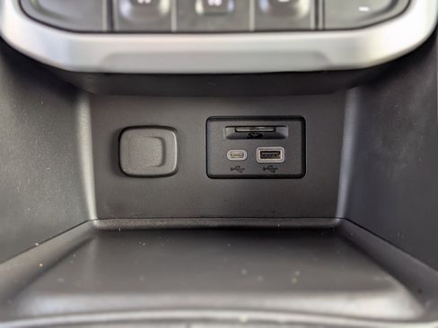 Used 2022 GMC Acadia SLT w/ LPO, Floor Liner Package image 22