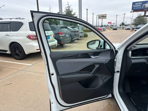 Used 2026 Volkswagen Tiguan SE AWD/4WD image 8
