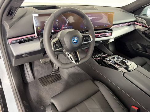 New 2026 BMW 550e xDrive image 32
