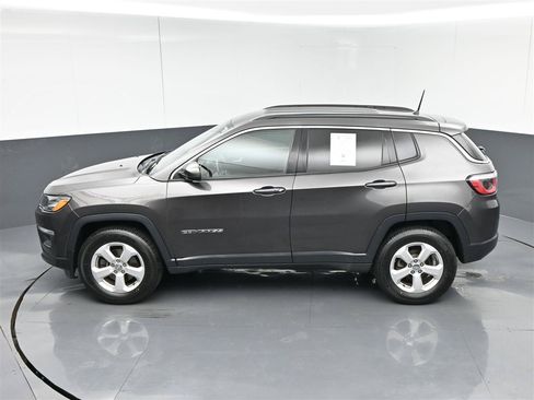 Used 2017 Jeep Compass Latitude w/ Safe & Security Group AWD/4WD image 28