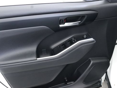 Used 2023 Toyota Highlander L image 21