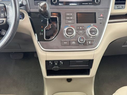 Used 2020 Toyota Sienna XLE w/ XLE Navigation Package AWD/4WD image 17