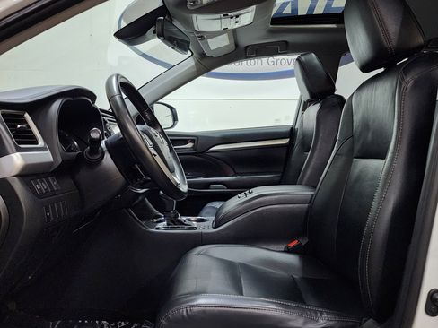 Used 2019 Toyota Highlander XLE AWD/4WD image 13