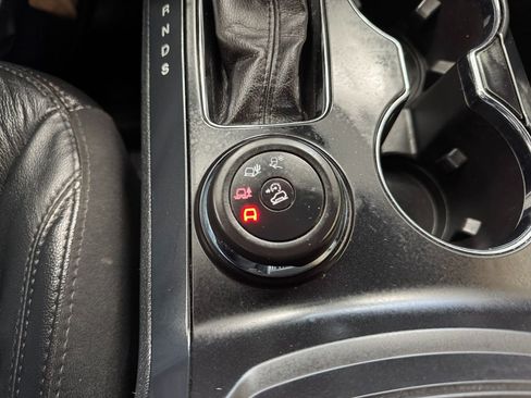 Used 2017 Ford Explorer XLT w/ Equipment Group 202A image 32